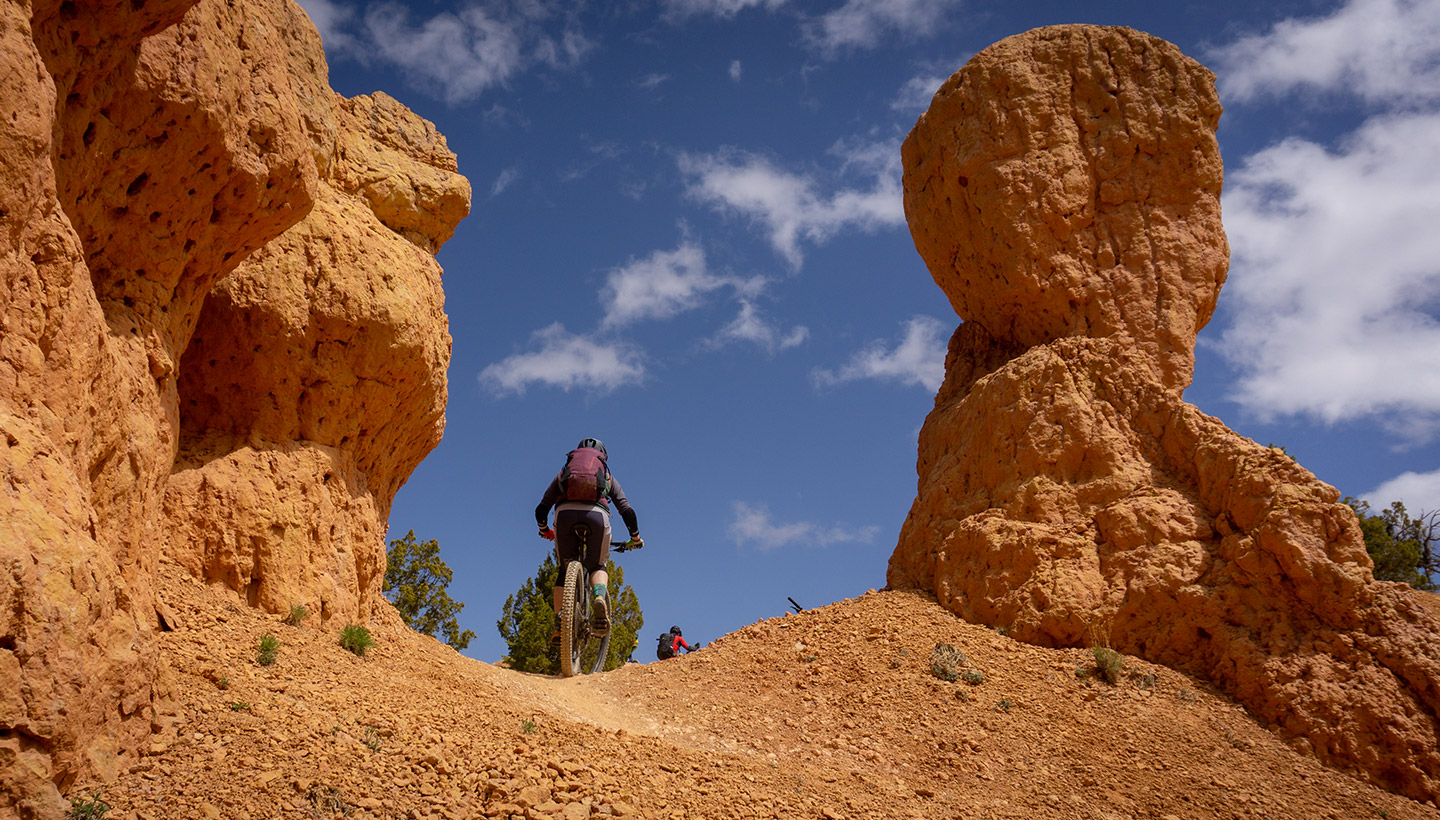 Uphills zwischen Felstürmen