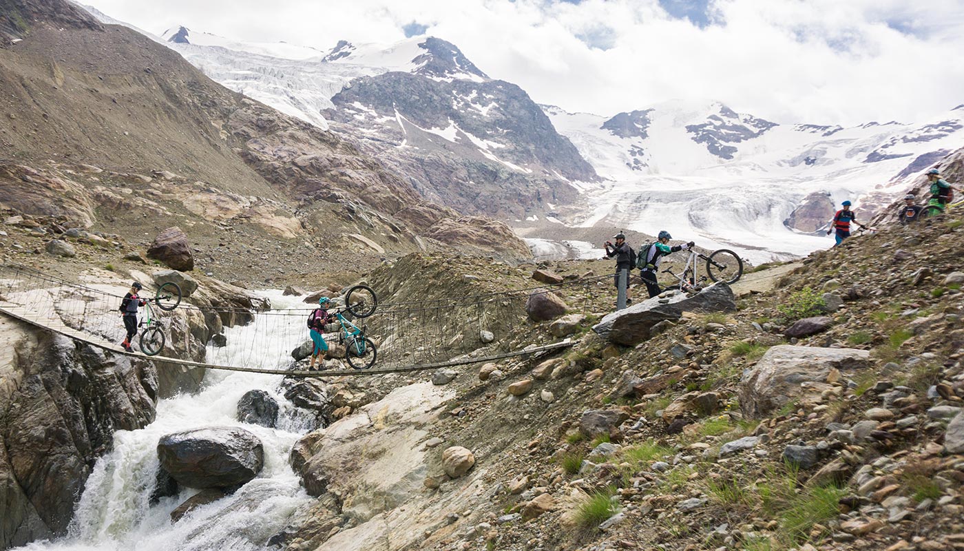 MTB und Hängebrücke