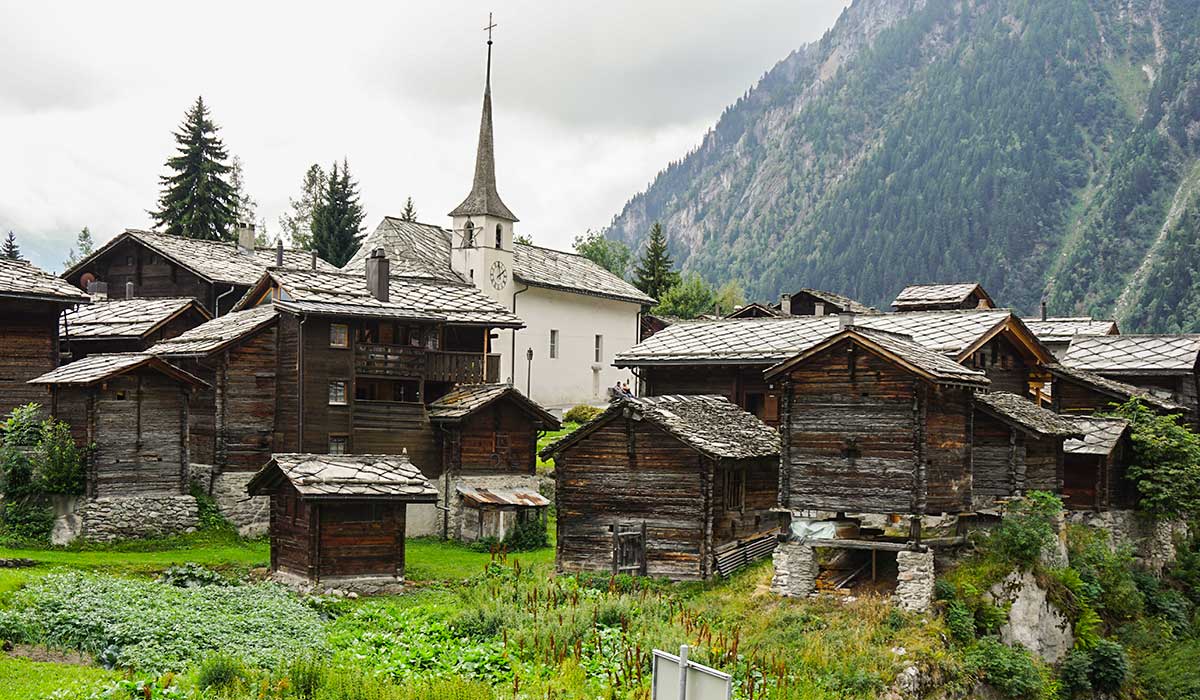 Dorf Blatten unterhalb von Belalp Blatten unterhalb von Belalp