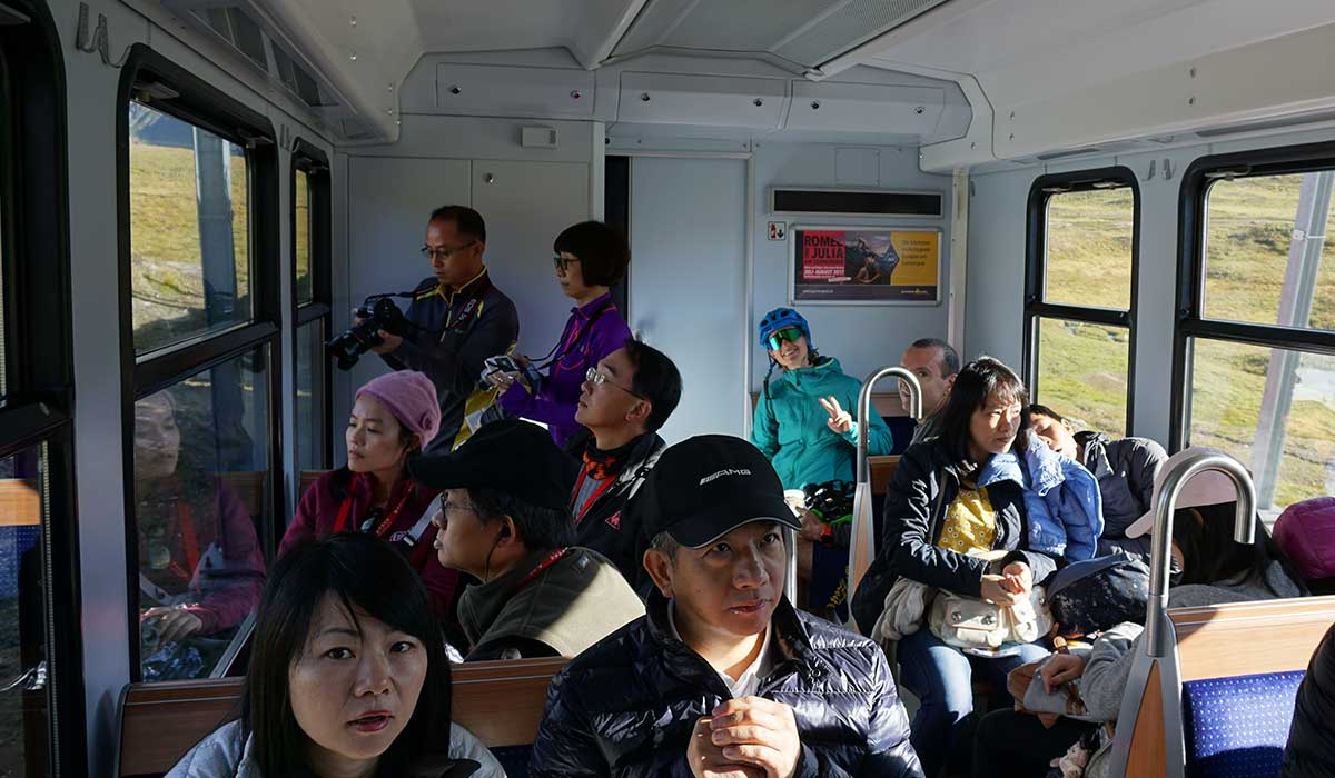 Gornergrad Bahn, dein Shuttle in Zermatt Biker und Touris auf dem Weg zum Gornergrad